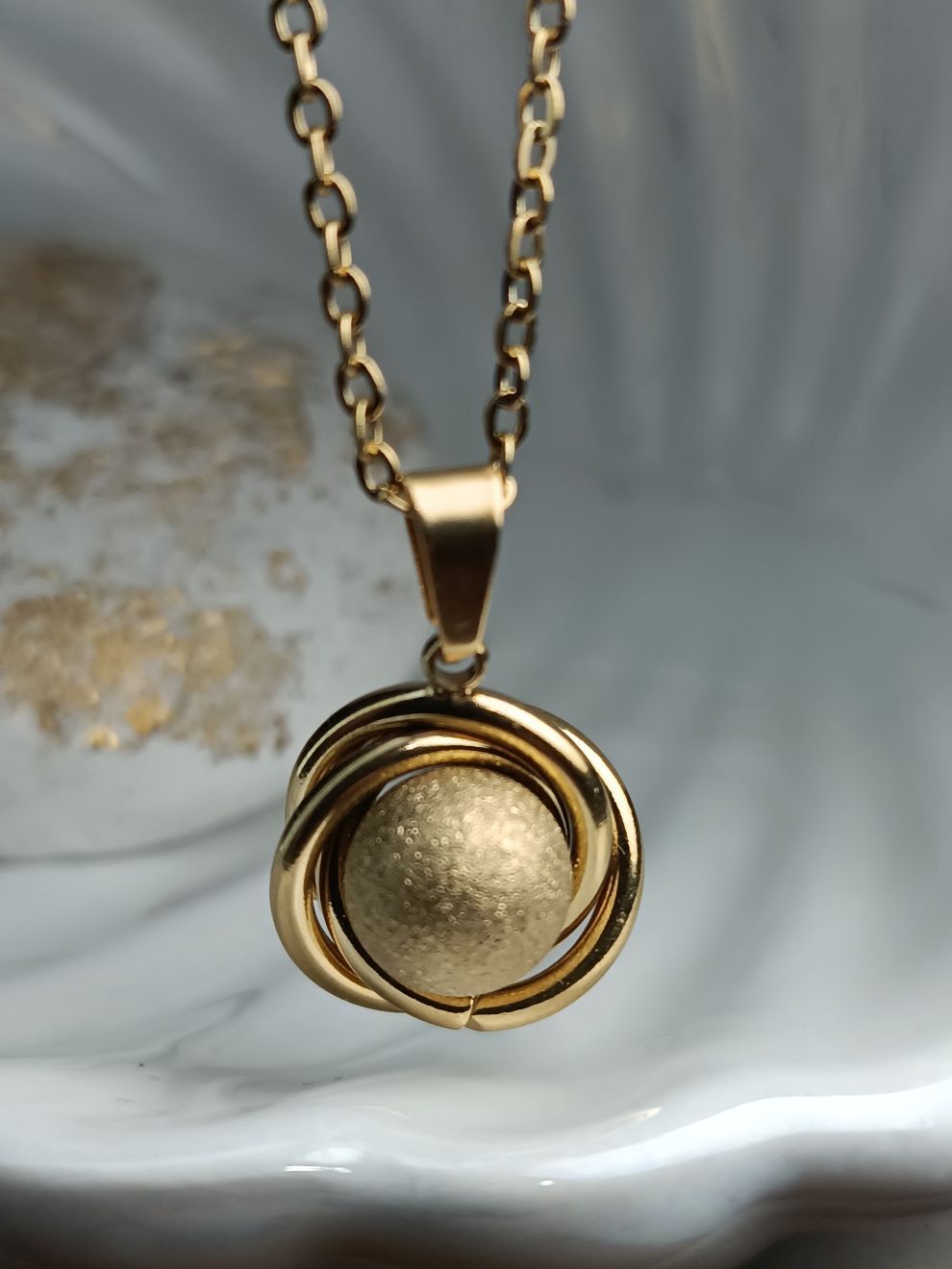 Κολιέ Ατσάλι Χρυσό με Μπίλια στη Μέση – Λαμπερό Κοσμήμα με Χρυσόσκονη (ΚΩΔ:44196) Κολιέ Ατσάλι Χρυσό με Μπίλια στη Μέση – Λαμπερό Κοσμήμα με Χρυσόσκονη (ΚΩΔ:44196)