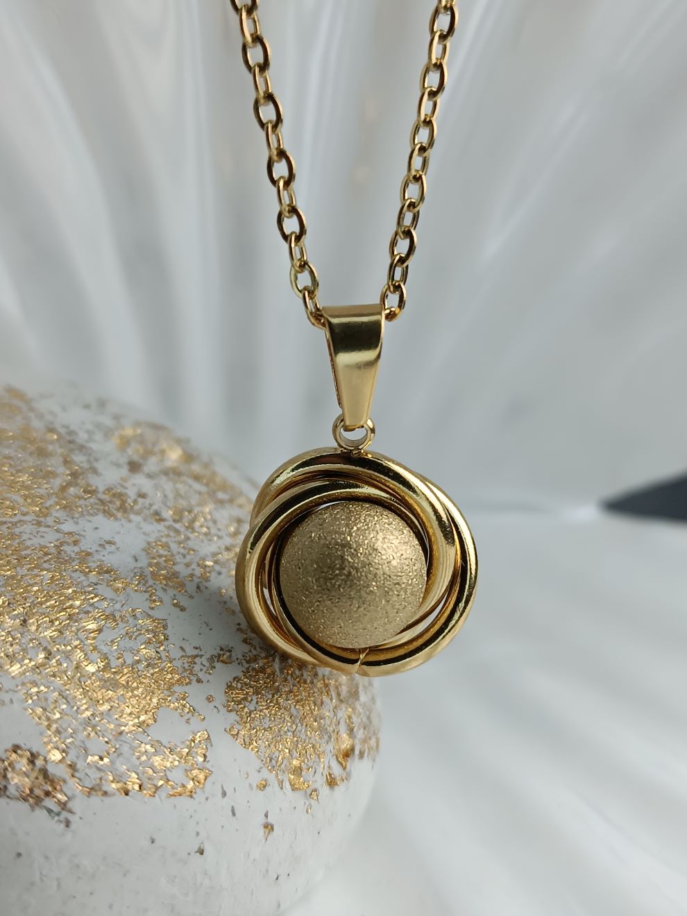 Κολιέ Ατσάλι Χρυσό με Μπίλια στη Μέση – Λαμπερό Κοσμήμα με Χρυσόσκονη (ΚΩΔ:44196) Κολιέ Ατσάλι Χρυσό με Μπίλια στη Μέση – Λαμπερό Κοσμήμα με Χρυσόσκονη (ΚΩΔ:44196)