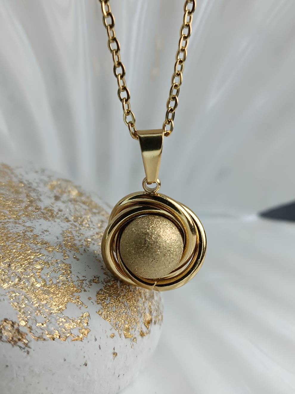 Κολιέ Ατσάλι Χρυσό με Μπίλια στη Μέση – Λαμπερό Κοσμήμα με Χρυσόσκονη (ΚΩΔ:44196) Κολιέ Ατσάλι Χρυσό με Μπίλια στη Μέση – Λαμπερό Κοσμήμα με Χρυσόσκονη (ΚΩΔ:44196)