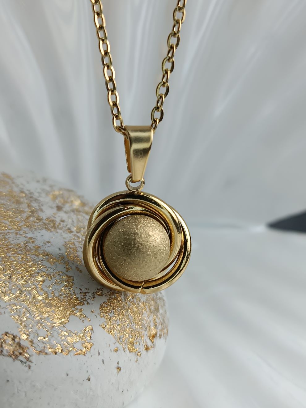 Κολιέ Ατσάλι Χρυσό με Μπίλια στη Μέση – Λαμπερό Κοσμήμα με Χρυσόσκονη (ΚΩΔ:44196) Κολιέ Ατσάλι Χρυσό με Μπίλια στη Μέση – Λαμπερό Κοσμήμα με Χρυσόσκονη (ΚΩΔ:44196)