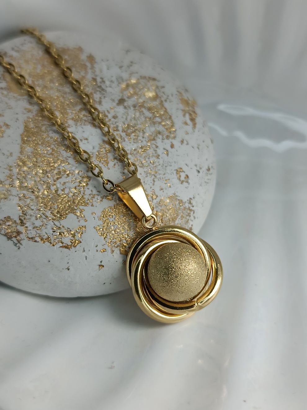 Κολιέ Ατσάλι Χρυσό με Μπίλια στη Μέση – Λαμπερό Κοσμήμα με Χρυσόσκονη (ΚΩΔ:44196) Κολιέ Ατσάλι Χρυσό με Μπίλια στη Μέση – Λαμπερό Κοσμήμα με Χρυσόσκονη (ΚΩΔ:44196)