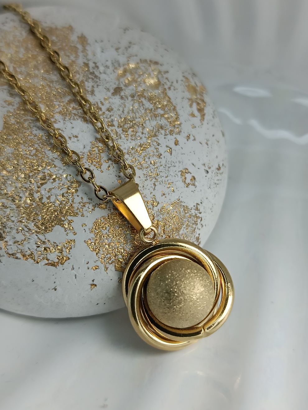 Κολιέ Ατσάλι Χρυσό με Μπίλια στη Μέση – Λαμπερό Κοσμήμα με Χρυσόσκονη (ΚΩΔ:44196) Κολιέ Ατσάλι Χρυσό με Μπίλια στη Μέση – Λαμπερό Κοσμήμα με Χρυσόσκονη (ΚΩΔ:44196)