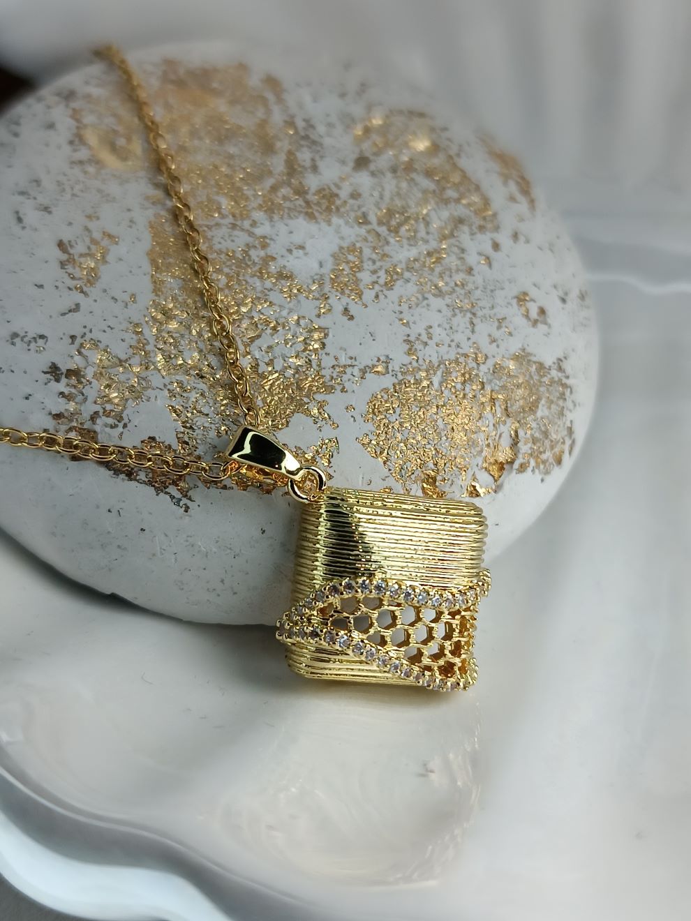 Κολιέ Χρυσό με Τετράγωνο Σχέδιο με Στρας και Τρύπες σαν Κυψέλη – Μοντέρνο & Ιδιαίτερο Κόσμημα (ΚΩΔ:8871) Κολιέ Χρυσό με Τετράγωνο Σχέδιο με Στρας και Τρύπες σαν Κυψέλη – Μοντέρνο & Ιδιαίτερο Κόσμημα (ΚΩΔ:8871)