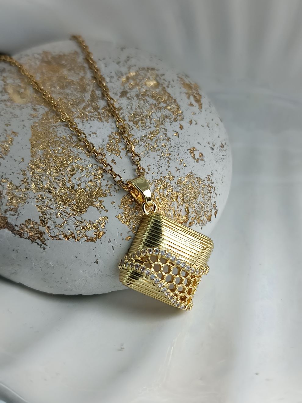 Κολιέ Χρυσό με Τετράγωνο Σχέδιο με Στρας και Τρύπες σαν Κυψέλη – Μοντέρνο & Ιδιαίτερο Κόσμημα (ΚΩΔ:8871) Κολιέ Χρυσό με Τετράγωνο Σχέδιο με Στρας και Τρύπες σαν Κυψέλη – Μοντέρνο & Ιδιαίτερο Κόσμημα (ΚΩΔ:8871)