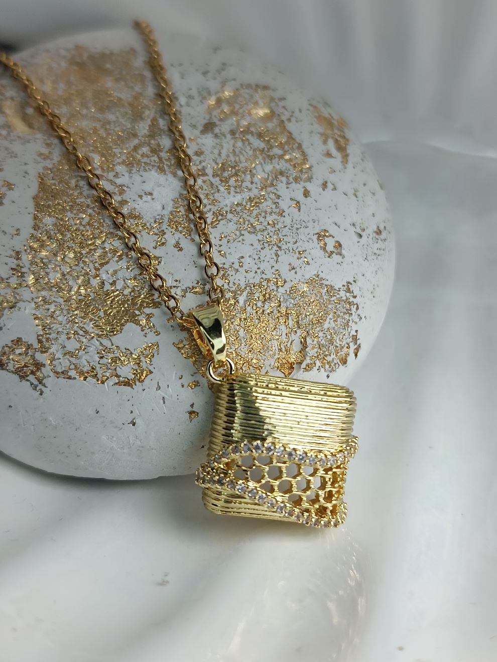 Κολιέ Χρυσό με Τετράγωνο Σχέδιο με Στρας και Τρύπες σαν Κυψέλη – Μοντέρνο & Ιδιαίτερο Κόσμημα (ΚΩΔ:8871) Κολιέ Χρυσό με Τετράγωνο Σχέδιο με Στρας και Τρύπες σαν Κυψέλη – Μοντέρνο & Ιδιαίτερο Κόσμημα (ΚΩΔ:8871)