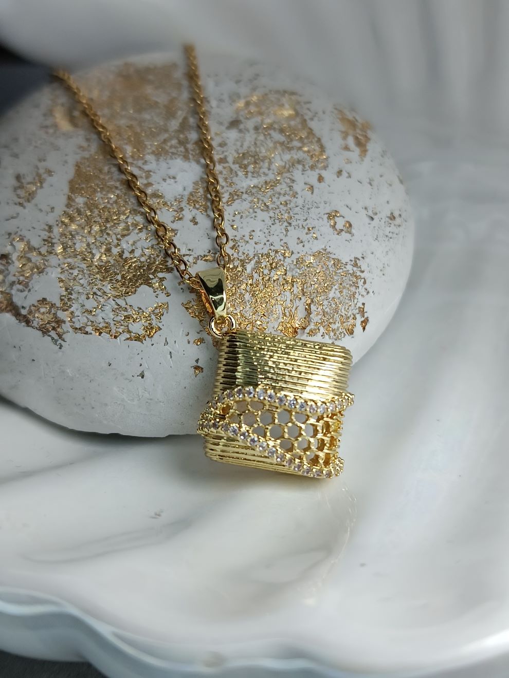 Κολιέ Χρυσό με Τετράγωνο Σχέδιο με Στρας και Τρύπες σαν Κυψέλη – Μοντέρνο & Ιδιαίτερο Κόσμημα (ΚΩΔ:8871) Κολιέ Χρυσό με Τετράγωνο Σχέδιο με Στρας και Τρύπες σαν Κυψέλη – Μοντέρνο & Ιδιαίτερο Κόσμημα (ΚΩΔ:8871)