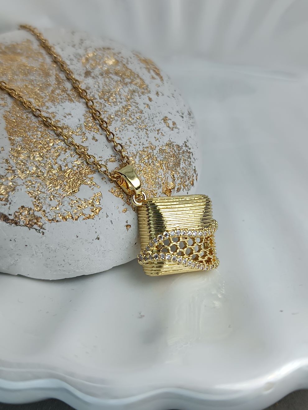 Κολιέ Χρυσό με Τετράγωνο Σχέδιο με Στρας και Τρύπες σαν Κυψέλη – Μοντέρνο & Ιδιαίτερο Κόσμημα (ΚΩΔ:8871) Κολιέ Χρυσό με Τετράγωνο Σχέδιο με Στρας και Τρύπες σαν Κυψέλη – Μοντέρνο & Ιδιαίτερο Κόσμημα (ΚΩΔ:8871)