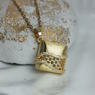 Κολιέ Χρυσό με Τετράγωνο Σχέδιο με Στρας και Τρύπες σαν Κυψέλη – Μοντέρνο & Ιδιαίτερο Κόσμημα (ΚΩΔ:8871)