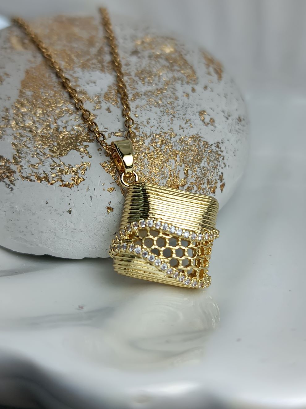 Κολιέ Χρυσό με Τετράγωνο Σχέδιο με Στρας και Τρύπες σαν Κυψέλη – Μοντέρνο & Ιδιαίτερο Κόσμημα (ΚΩΔ:8871) Κολιέ Χρυσό με Τετράγωνο Σχέδιο με Στρας και Τρύπες σαν Κυψέλη – Μοντέρνο & Ιδιαίτερο Κόσμημα (ΚΩΔ:8871)