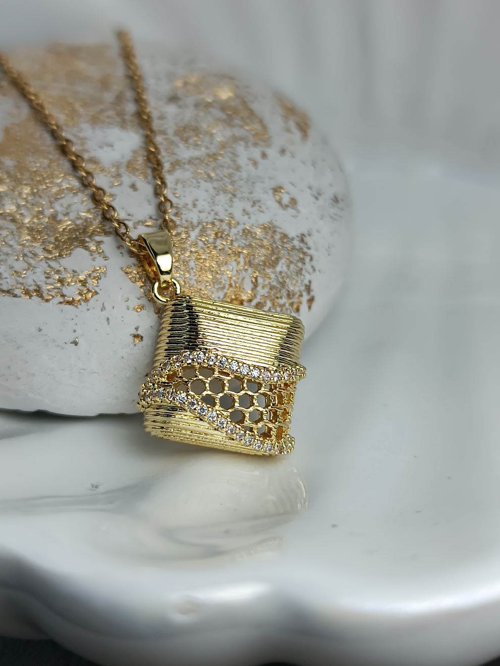 Κολιέ Χρυσό με Τετράγωνο Σχέδιο με Στρας και Τρύπες σαν Κυψέλη – Μοντέρνο & Ιδιαίτερο Κόσμημα (ΚΩΔ:8871) Κολιέ Χρυσό με Τετράγωνο Σχέδιο με Στρας και Τρύπες σαν Κυψέλη – Μοντέρνο & Ιδιαίτερο Κόσμημα (ΚΩΔ:8871)