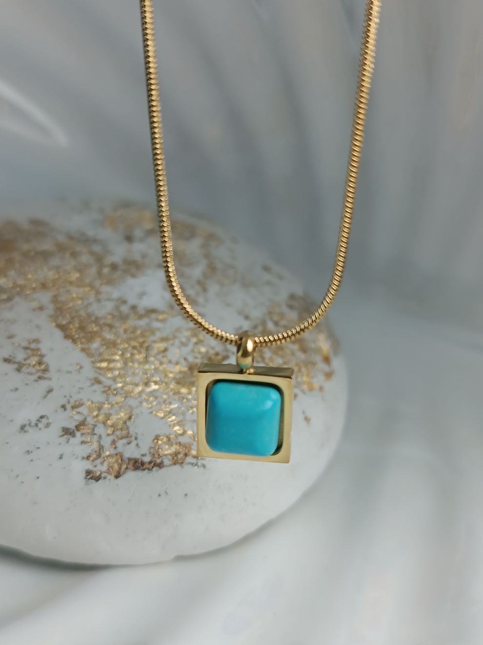 Κολιέ από Ατσάλι με Τετράγωνο Μενταγιόν & Τιρκουάζ Πέτρα (ΚΩΔ:88331) Κολιέ από Ατσάλι με Τετράγωνο Μενταγιόν & Τιρκουάζ Πέτρα (ΚΩΔ:88331)