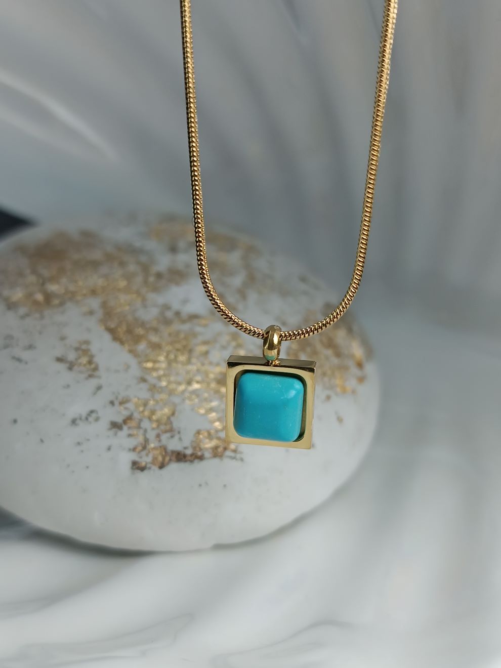 Κολιέ από Ατσάλι με Τετράγωνο Μενταγιόν & Τιρκουάζ Πέτρα (ΚΩΔ:88331) Κολιέ από Ατσάλι με Τετράγωνο Μενταγιόν & Τιρκουάζ Πέτρα (ΚΩΔ:88331)