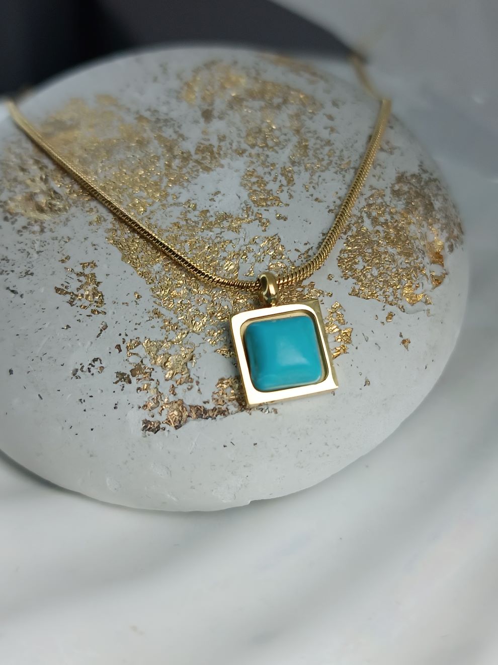 Κολιέ από Ατσάλι με Τετράγωνο Μενταγιόν & Τιρκουάζ Πέτρα (ΚΩΔ:88331) Κολιέ από Ατσάλι με Τετράγωνο Μενταγιόν & Τιρκουάζ Πέτρα (ΚΩΔ:88331)