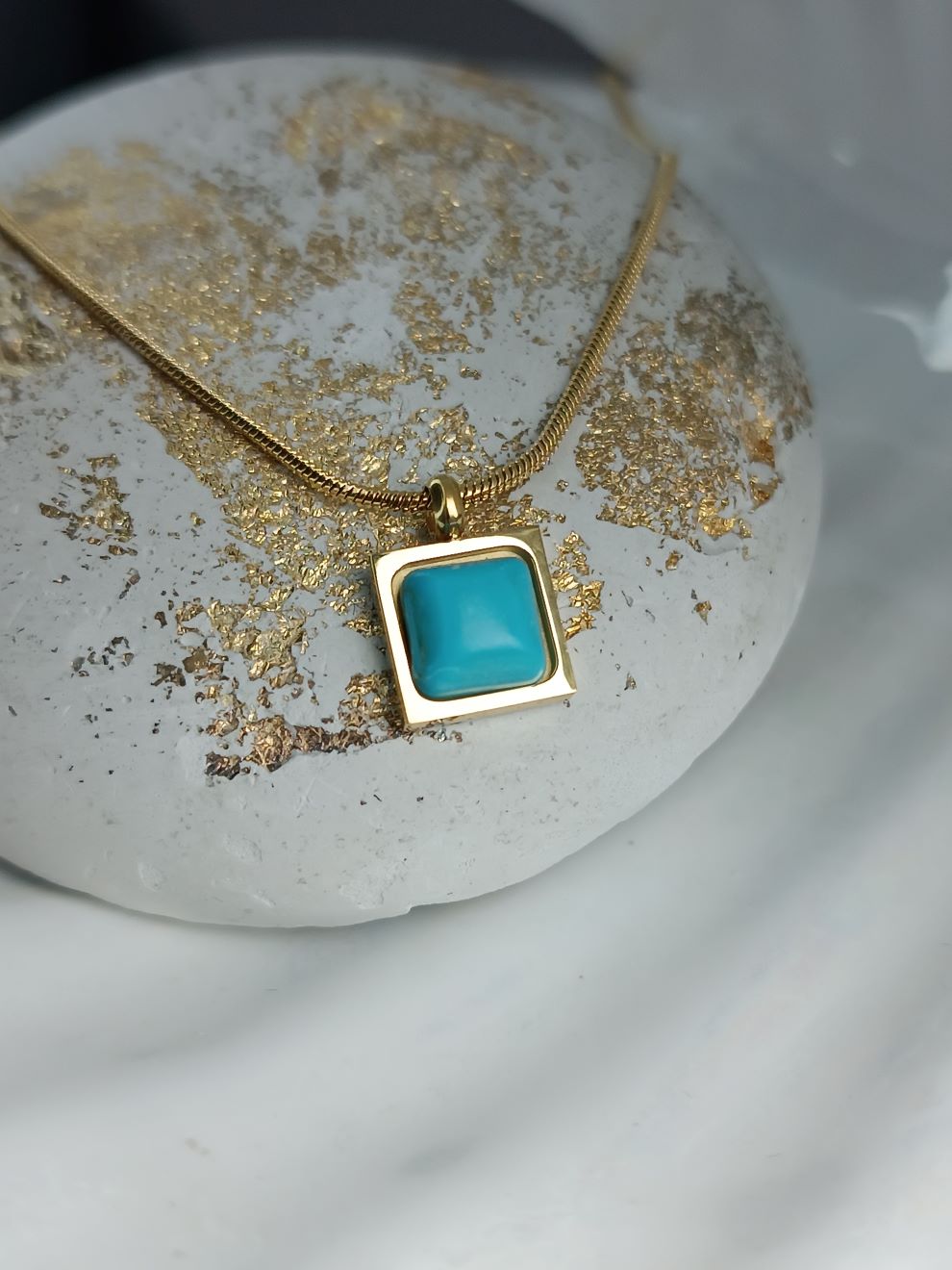 Κολιέ από Ατσάλι με Τετράγωνο Μενταγιόν & Τιρκουάζ Πέτρα (ΚΩΔ:88331) Κολιέ από Ατσάλι με Τετράγωνο Μενταγιόν & Τιρκουάζ Πέτρα (ΚΩΔ:88331)