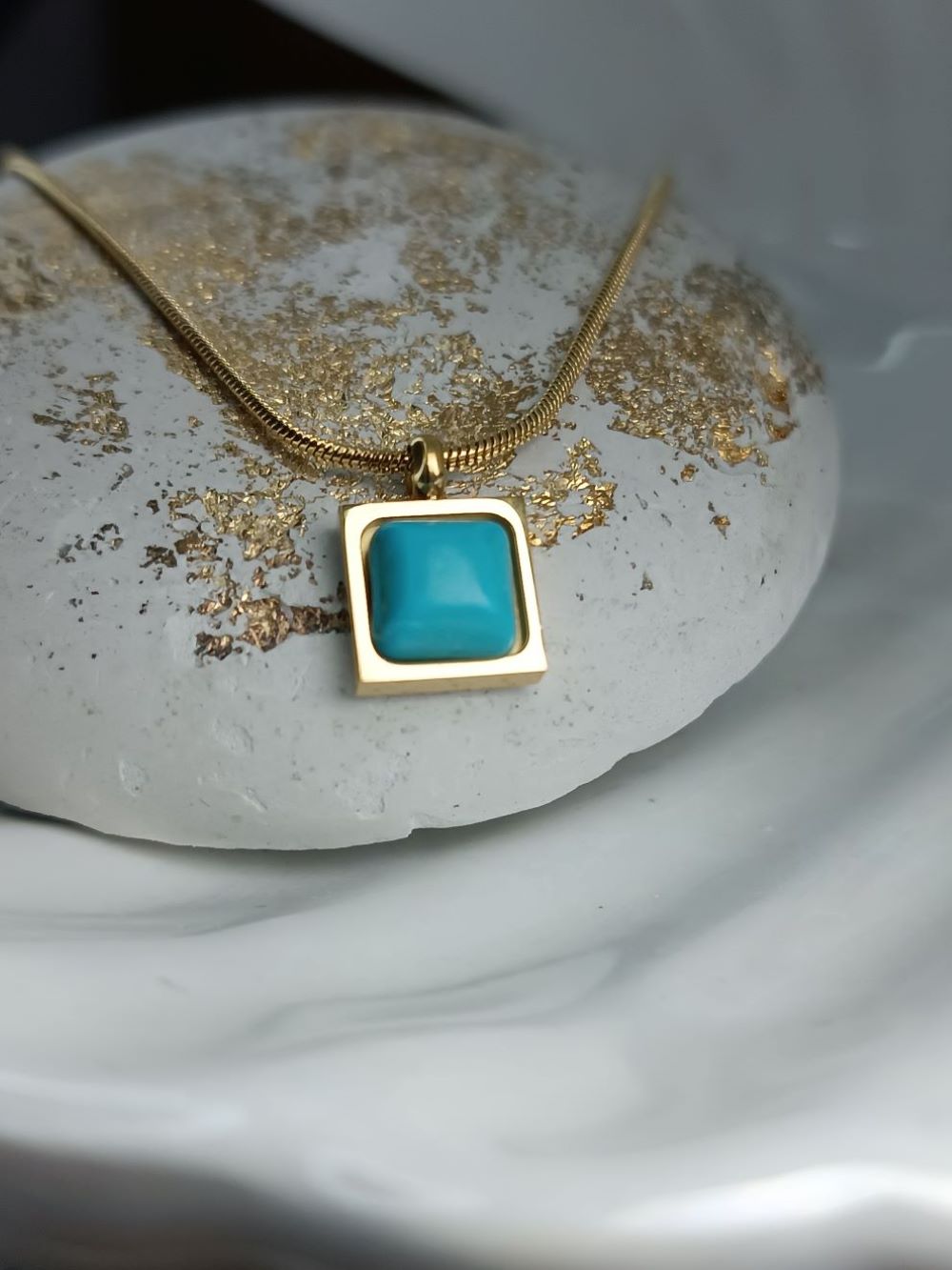 Κολιέ από Ατσάλι με Τετράγωνο Μενταγιόν & Τιρκουάζ Πέτρα (ΚΩΔ:88331) Κολιέ από Ατσάλι με Τετράγωνο Μενταγιόν & Τιρκουάζ Πέτρα (ΚΩΔ:88331)