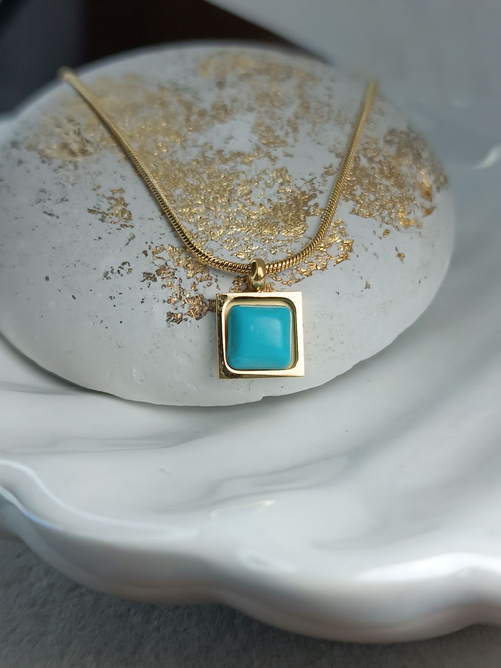 Κολιέ από Ατσάλι με Τετράγωνο Μενταγιόν & Τιρκουάζ Πέτρα (ΚΩΔ:88331) Κολιέ από Ατσάλι με Τετράγωνο Μενταγιόν & Τιρκουάζ Πέτρα (ΚΩΔ:88331)