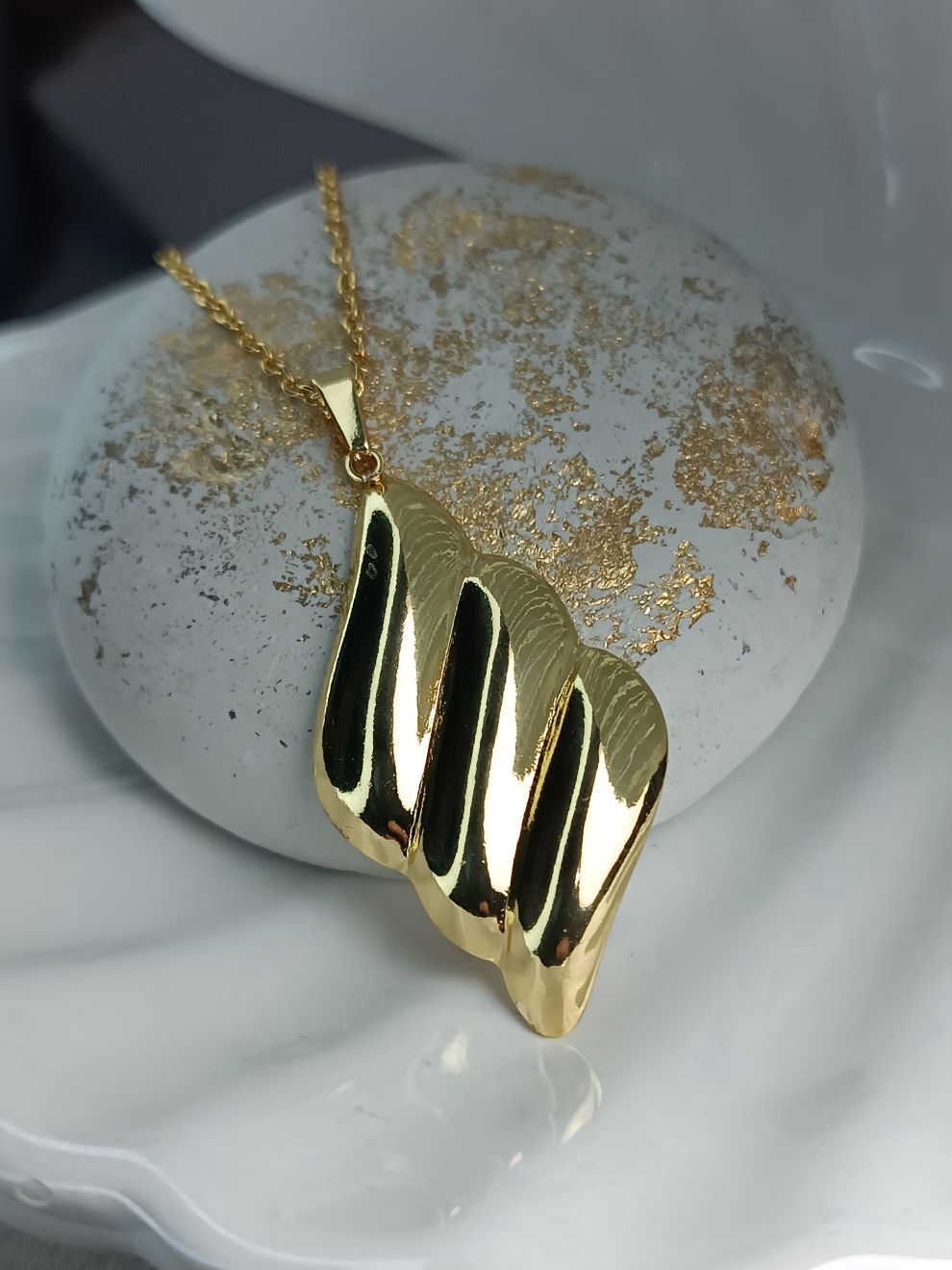 Κολιέ από Ατσάλι Χρυσό – Statement Σχέδιο για Εντυπωσιακές Εμφανίσεις | Kosmimatomania (ΚΩΔ:6632) Κολιέ από Ατσάλι Χρυσό – Statement Σχέδιο για Εντυπωσιακές Εμφανίσεις | Kosmimatomania (ΚΩΔ:6632)