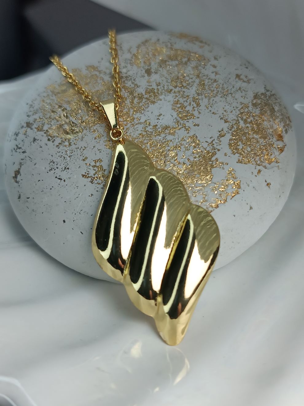 Κολιέ από Ατσάλι Χρυσό – Statement Σχέδιο για Εντυπωσιακές Εμφανίσεις | Kosmimatomania (ΚΩΔ:6632) Κολιέ από Ατσάλι Χρυσό – Statement Σχέδιο για Εντυπωσιακές Εμφανίσεις | Kosmimatomania (ΚΩΔ:6632)