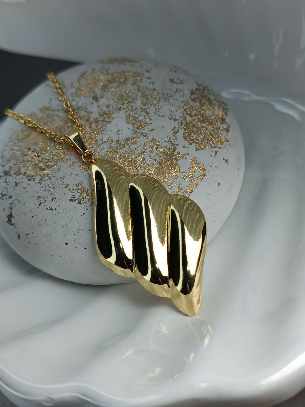 Κολιέ από Ατσάλι Χρυσό – Statement Σχέδιο για Εντυπωσιακές Εμφανίσεις | Kosmimatomania (ΚΩΔ:6632) Κολιέ από Ατσάλι Χρυσό – Statement Σχέδιο για Εντυπωσιακές Εμφανίσεις | Kosmimatomania (ΚΩΔ:6632)