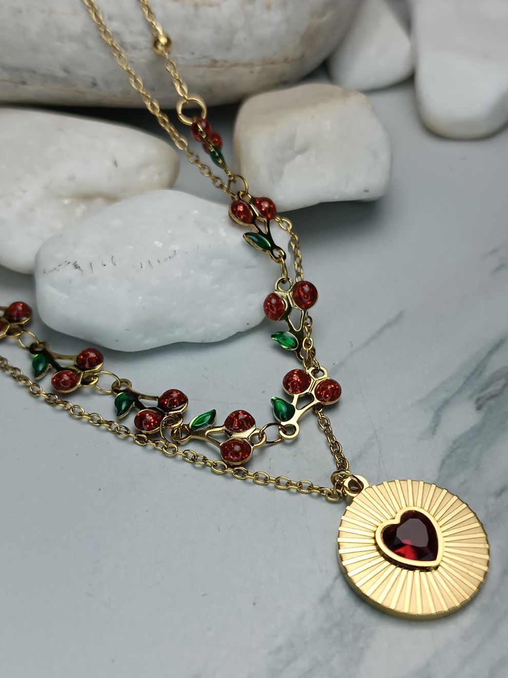 Κολιέ από ανοξείδωτο ατσάλι σε χρυσό με κόκκινη καρδιά & διακοσμητικά μοτίβα (ΚΩΔ:5496) Κολιέ από ανοξείδωτο ατσάλι σε χρυσό με κόκκινη καρδιά & διακοσμητικά μοτίβα (ΚΩΔ:5496)