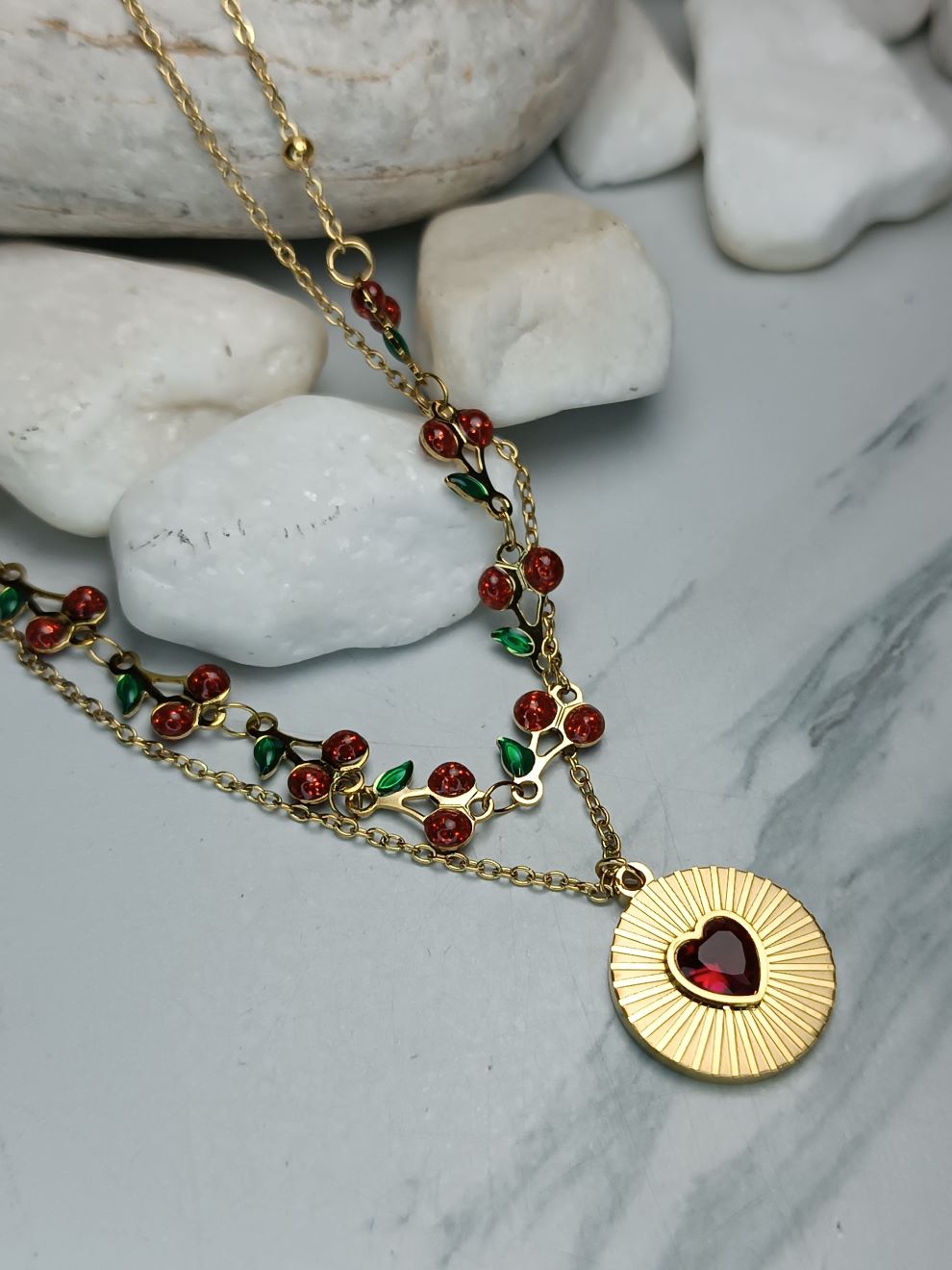 Κολιέ από ανοξείδωτο ατσάλι σε χρυσό με κόκκινη καρδιά & διακοσμητικά μοτίβα (ΚΩΔ:5496) Κολιέ από ανοξείδωτο ατσάλι σε χρυσό με κόκκινη καρδιά & διακοσμητικά μοτίβα (ΚΩΔ:5496)