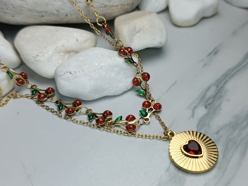 Κολιέ από ανοξείδωτο ατσάλι σε χρυσό με κόκκινη καρδιά & διακοσμητικά μοτίβα (ΚΩΔ:5496) Κολιέ από ανοξείδωτο ατσάλι σε χρυσό με κόκκινη καρδιά & διακοσμητικά μοτίβα (ΚΩΔ:5496)