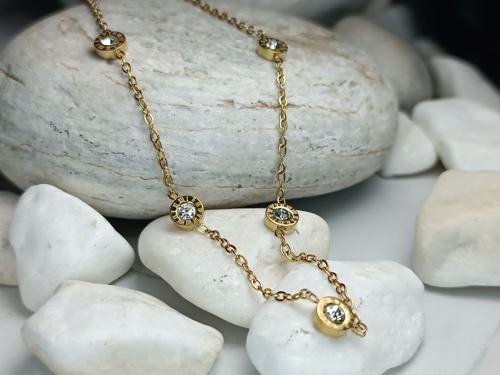 Κολιέ με Κρύσταλλο από Ατσάλι: Η Απόλυτη Τάση για το 2025 στο Kosmimatomania.gr