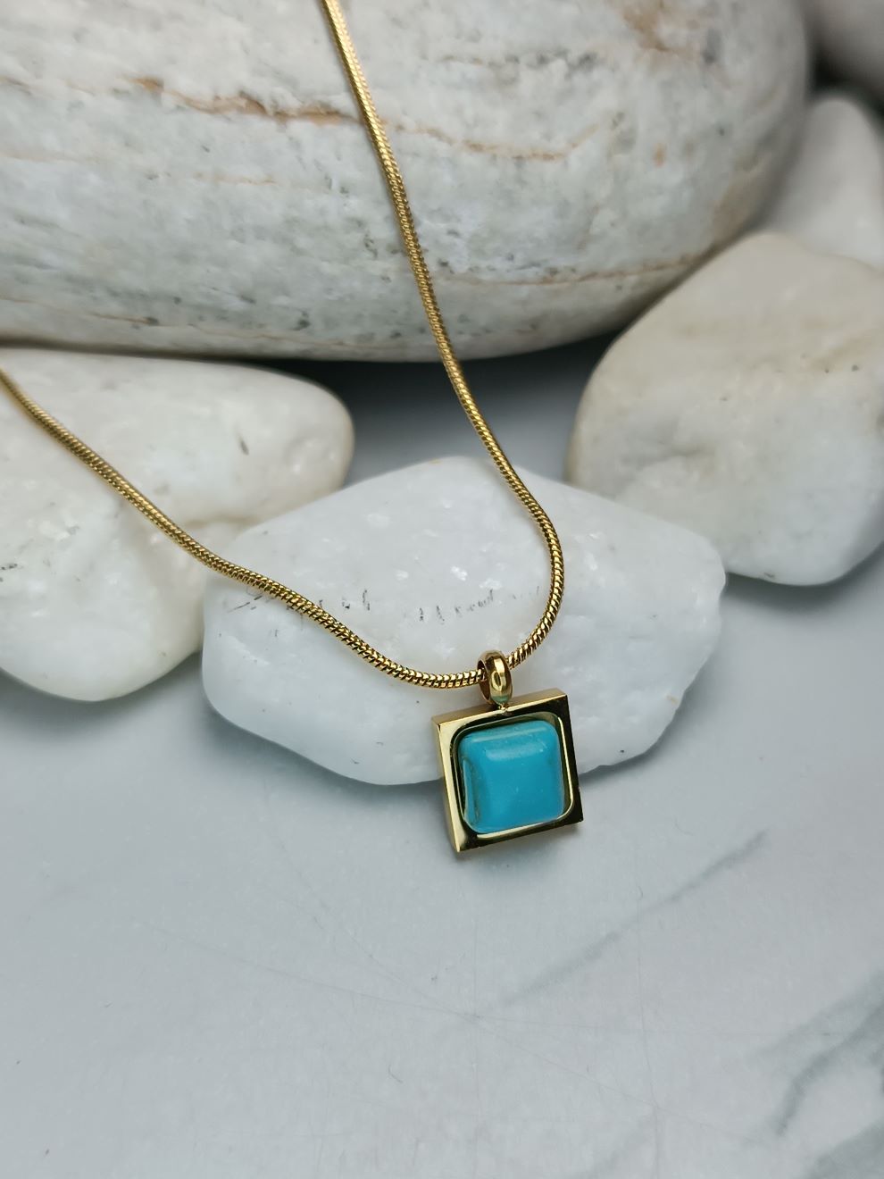 Κολιέ από Ατσάλι με Τετράγωνο Μενταγιόν & Τιρκουάζ Πέτρα (ΚΩΔ:88331) Κολιέ από Ατσάλι με Τετράγωνο Μενταγιόν & Τιρκουάζ Πέτρα (ΚΩΔ:88331)