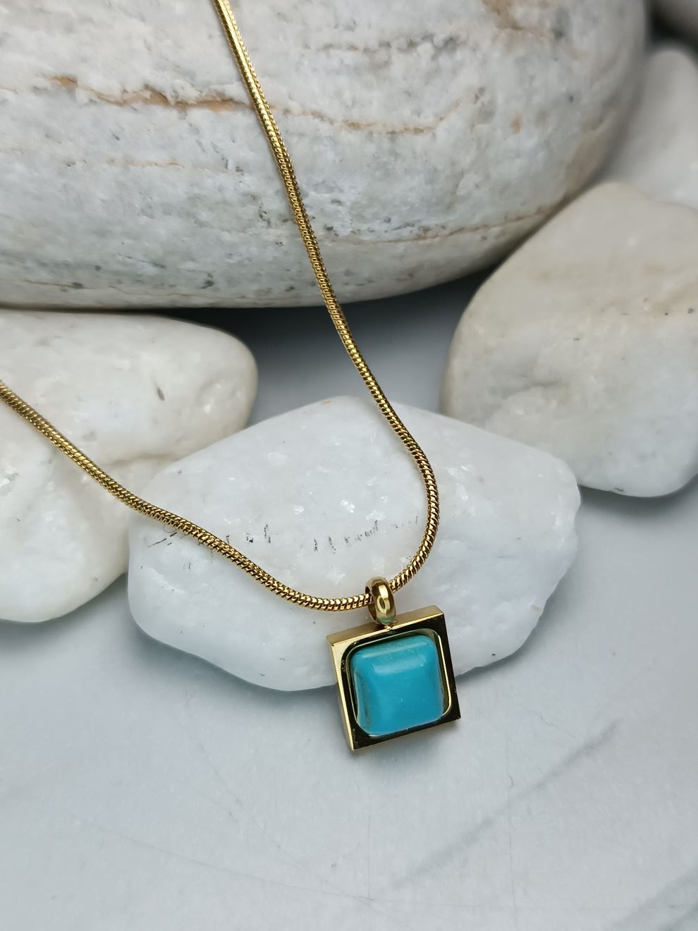 Κολιέ από Ατσάλι με Τετράγωνο Μενταγιόν & Τιρκουάζ Πέτρα (ΚΩΔ:88331) Κολιέ από Ατσάλι με Τετράγωνο Μενταγιόν & Τιρκουάζ Πέτρα (ΚΩΔ:88331)