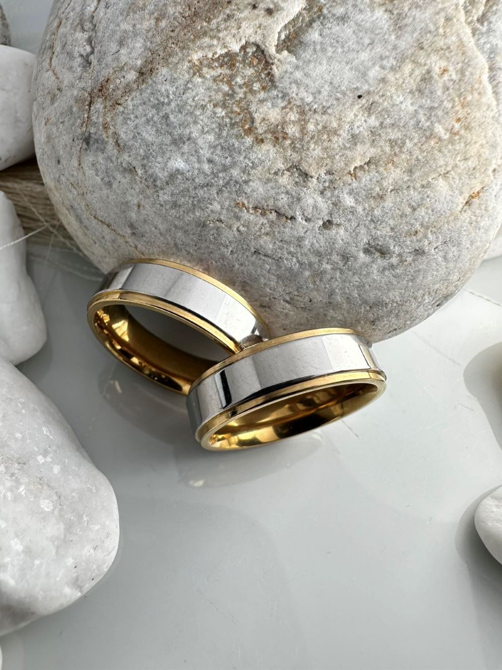 Βέρες Ασήμι Καθρέφτης με Χρυσές Άκρες από Ατσάλι | Κομψές & Ανθεκτικές (ΚΩΔ:00741) | Kosmimatomania.gr Βέρες Ασήμι Καθρέφτης με Χρυσές Άκρες από Ατσάλι | Κομψές & Ανθεκτικές (ΚΩΔ:00741) | Kosmimatomania.gr