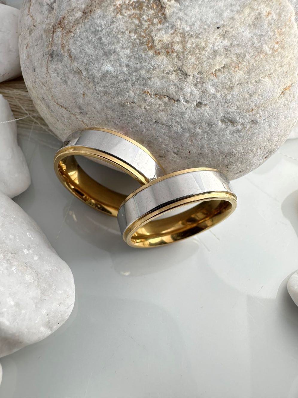 Βέρες Ασήμι Καθρέφτης με Χρυσές Άκρες από Ατσάλι | Κομψές & Ανθεκτικές (ΚΩΔ:00741) | Kosmimatomania.gr Βέρες Ασήμι Καθρέφτης με Χρυσές Άκρες από Ατσάλι | Κομψές & Ανθεκτικές (ΚΩΔ:00741) | Kosmimatomania.gr