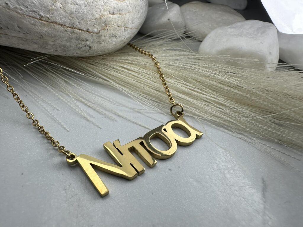Κοσμήματα με Όνομα: Προσωποποιημένα Δώρα με Στυλ και Σημασία | Kosmimatomania.gr