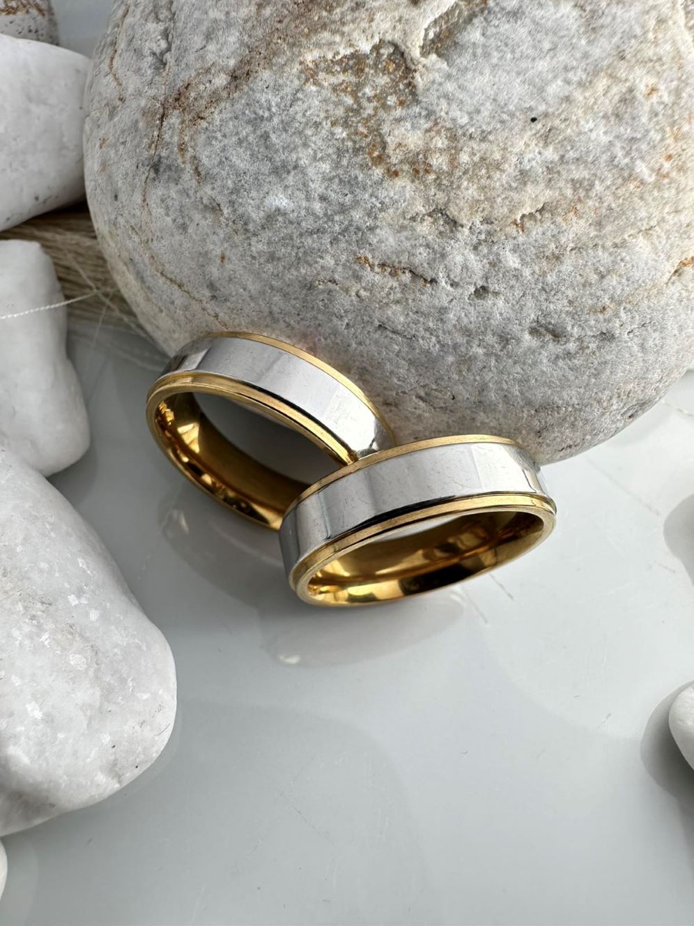 Βέρες Ασήμι Καθρέφτης με Χρυσές Άκρες από Ατσάλι | Κομψές & Ανθεκτικές (ΚΩΔ:00741) | Kosmimatomania.gr Βέρες Ασήμι Καθρέφτης με Χρυσές Άκρες από Ατσάλι | Κομψές & Ανθεκτικές (ΚΩΔ:00741) | Kosmimatomania.gr