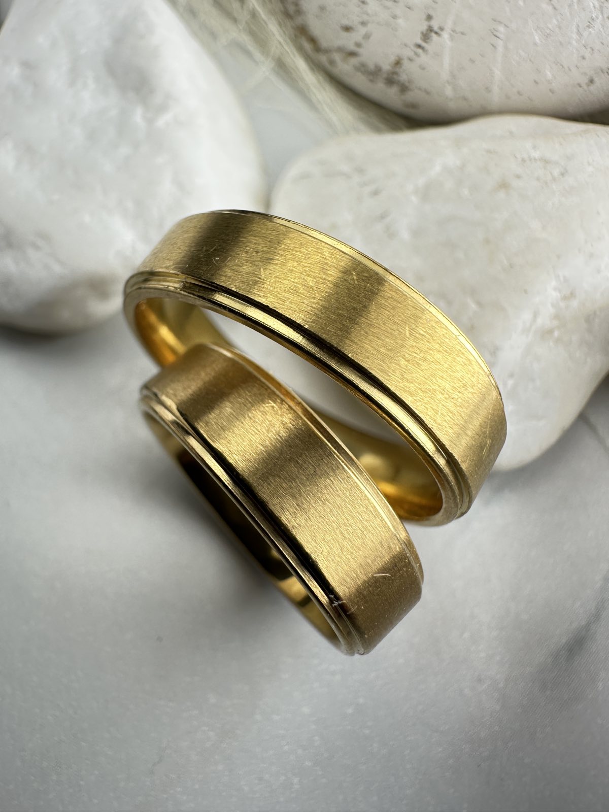 Βέρες από Ανοξείδωτο Ατσάλι – Χρυσές με Ματ Φινίρισμα & Γυαλιστερές Άκρες (ΚΩΔ:55733) | Kosmimatomania.gr Βέρες από Ανοξείδωτο Ατσάλι – Χρυσές με Ματ Φινίρισμα & Γυαλιστερές Άκρες (ΚΩΔ:55733) | Kosmimatomania.gr