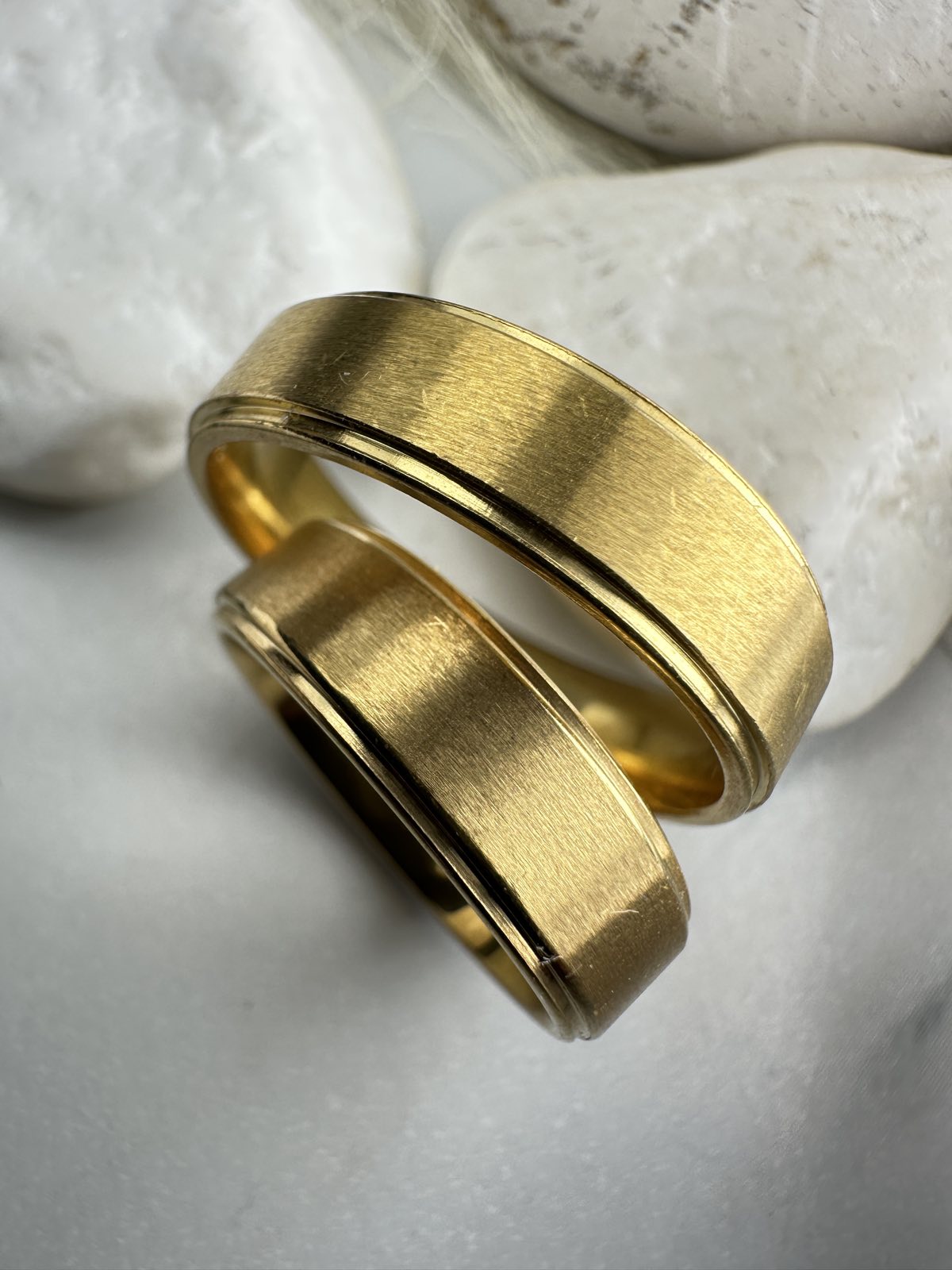 Βέρες από Ανοξείδωτο Ατσάλι – Χρυσές με Ματ Φινίρισμα & Γυαλιστερές Άκρες (ΚΩΔ:55733) | Kosmimatomania.gr Βέρες από Ανοξείδωτο Ατσάλι – Χρυσές με Ματ Φινίρισμα & Γυαλιστερές Άκρες (ΚΩΔ:55733) | Kosmimatomania.gr