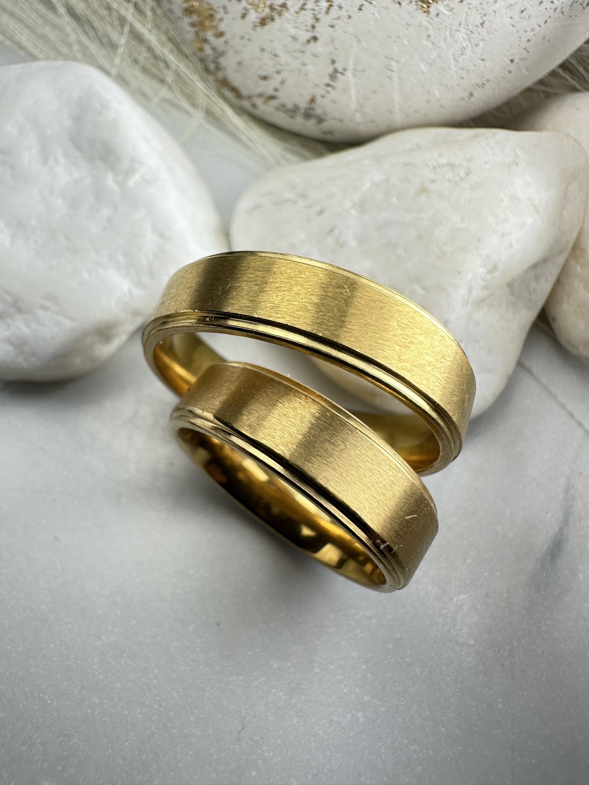 Βέρες από Ανοξείδωτο Ατσάλι – Χρυσές με Ματ Φινίρισμα & Γυαλιστερές Άκρες (ΚΩΔ:55733) | Kosmimatomania.gr Βέρες από Ανοξείδωτο Ατσάλι – Χρυσές με Ματ Φινίρισμα & Γυαλιστερές Άκρες (ΚΩΔ:55733) | Kosmimatomania.gr