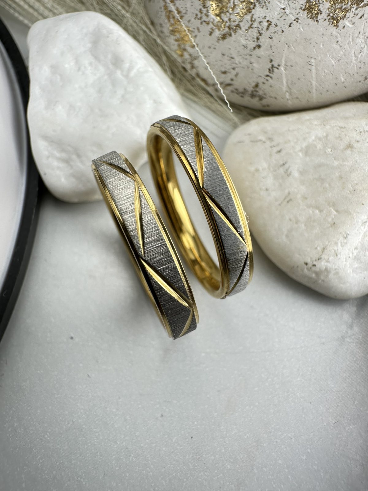 Βέρες Γάμου Ατσάλι με Ασημένιο Σαγρέ & Χρυσό – Μοναδικός Κυματισμός για Γάμο & Αρραβώνα (ΚΩΔ:88822) | Kosmimatomania.gr Βέρες Γάμου Ατσάλι με Ασημένιο Σαγρέ & Χρυσό – Μοναδικός Κυματισμός για Γάμο & Αρραβώνα (ΚΩΔ:88822) | Kosmimatomania.gr