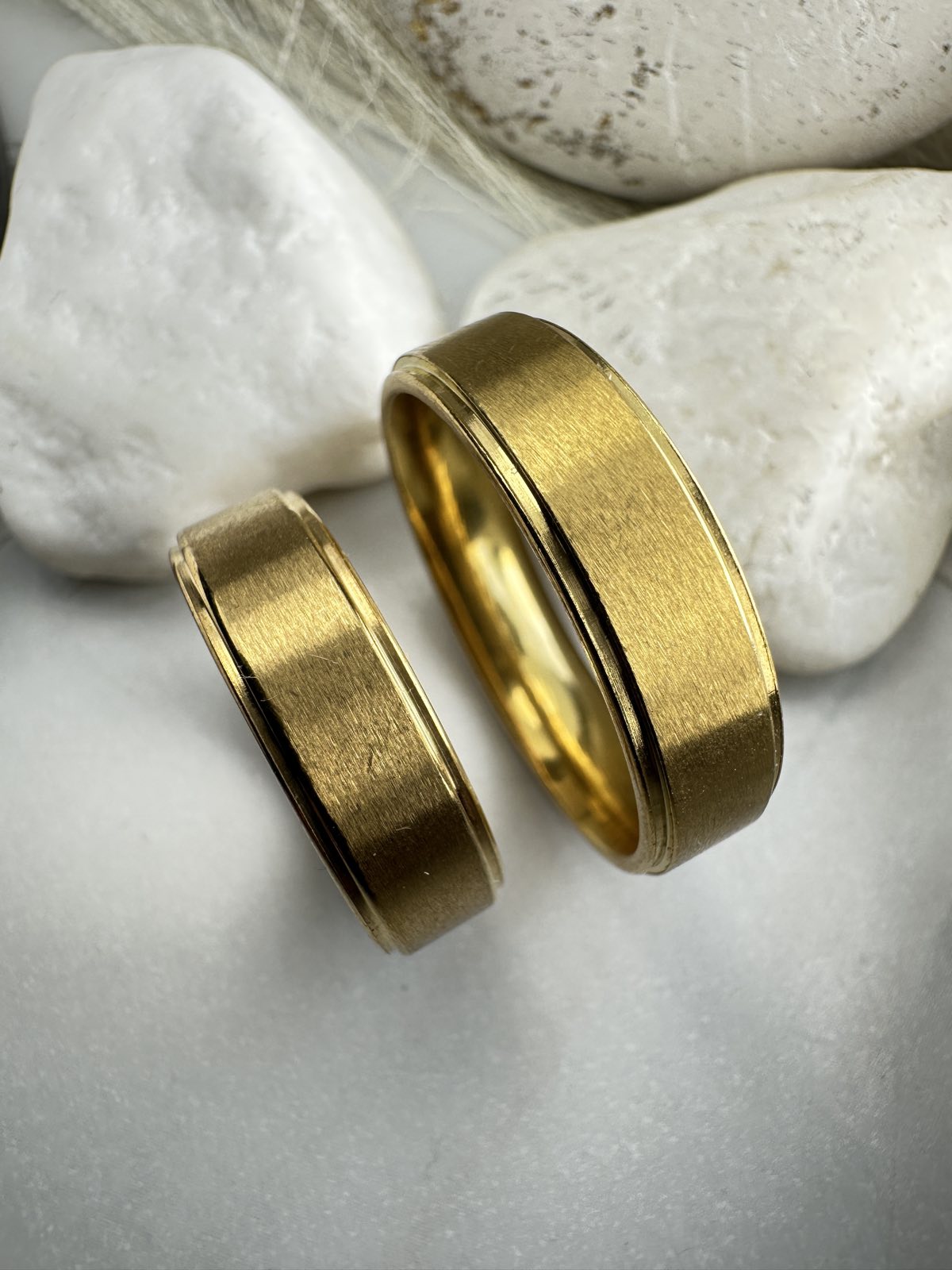 Βέρες από Ανοξείδωτο Ατσάλι – Χρυσές με Ματ Φινίρισμα & Γυαλιστερές Άκρες (ΚΩΔ:55733) | Kosmimatomania.gr Βέρες από Ανοξείδωτο Ατσάλι – Χρυσές με Ματ Φινίρισμα & Γυαλιστερές Άκρες (ΚΩΔ:55733) | Kosmimatomania.gr