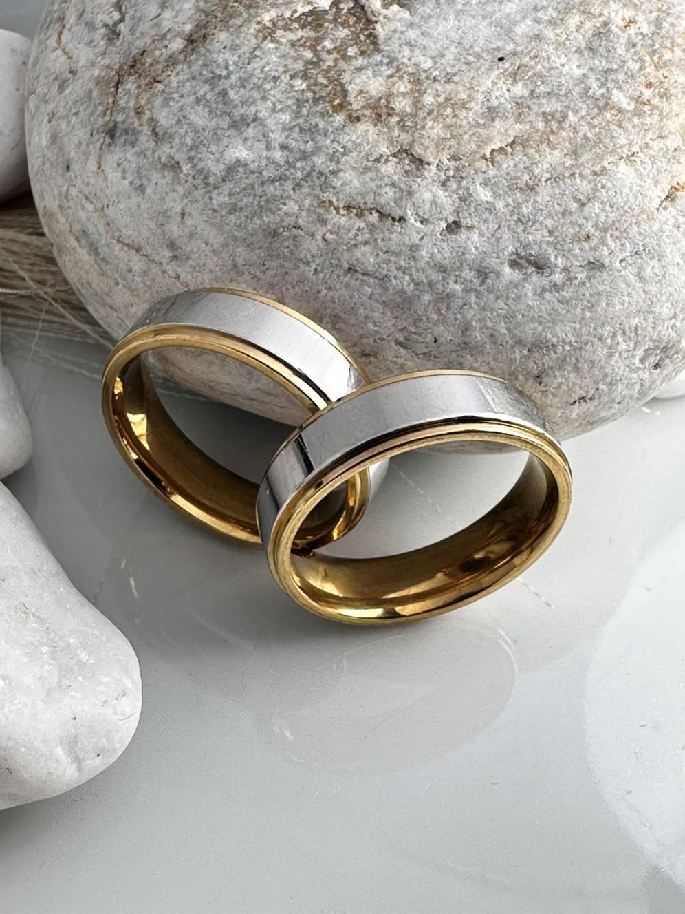 Βέρες Ασήμι Καθρέφτης με Χρυσές Άκρες από Ατσάλι | Κομψές & Ανθεκτικές (ΚΩΔ:00741) | Kosmimatomania.gr Βέρες Ασήμι Καθρέφτης με Χρυσές Άκρες από Ατσάλι | Κομψές & Ανθεκτικές (ΚΩΔ:00741) | Kosmimatomania.gr