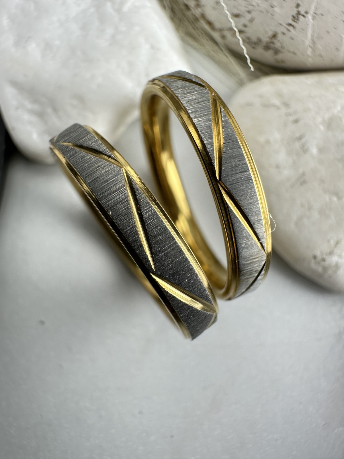 Βέρες Γάμου Ατσάλι με Ασημένιο Σαγρέ & Χρυσό – Μοναδικός Κυματισμός για Γάμο & Αρραβώνα (ΚΩΔ:88822) | Kosmimatomania.gr Βέρες Γάμου Ατσάλι με Ασημένιο Σαγρέ & Χρυσό – Μοναδικός Κυματισμός για Γάμο & Αρραβώνα (ΚΩΔ:88822) | Kosmimatomania.gr