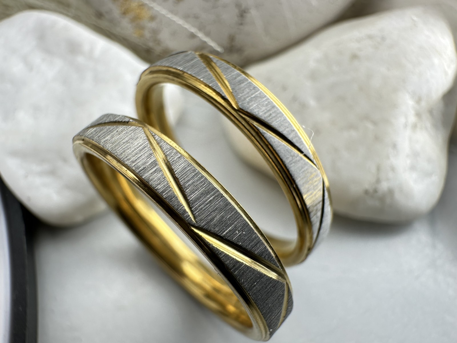 Βέρες Γάμου Ατσάλι με Ασημένιο Σαγρέ & Χρυσό – Μοναδικός Κυματισμός για Γάμο & Αρραβώνα (ΚΩΔ:88822) | Kosmimatomania.gr Βέρες Γάμου Ατσάλι με Ασημένιο Σαγρέ & Χρυσό – Μοναδικός Κυματισμός για Γάμο & Αρραβώνα (ΚΩΔ:88822) | Kosmimatomania.gr