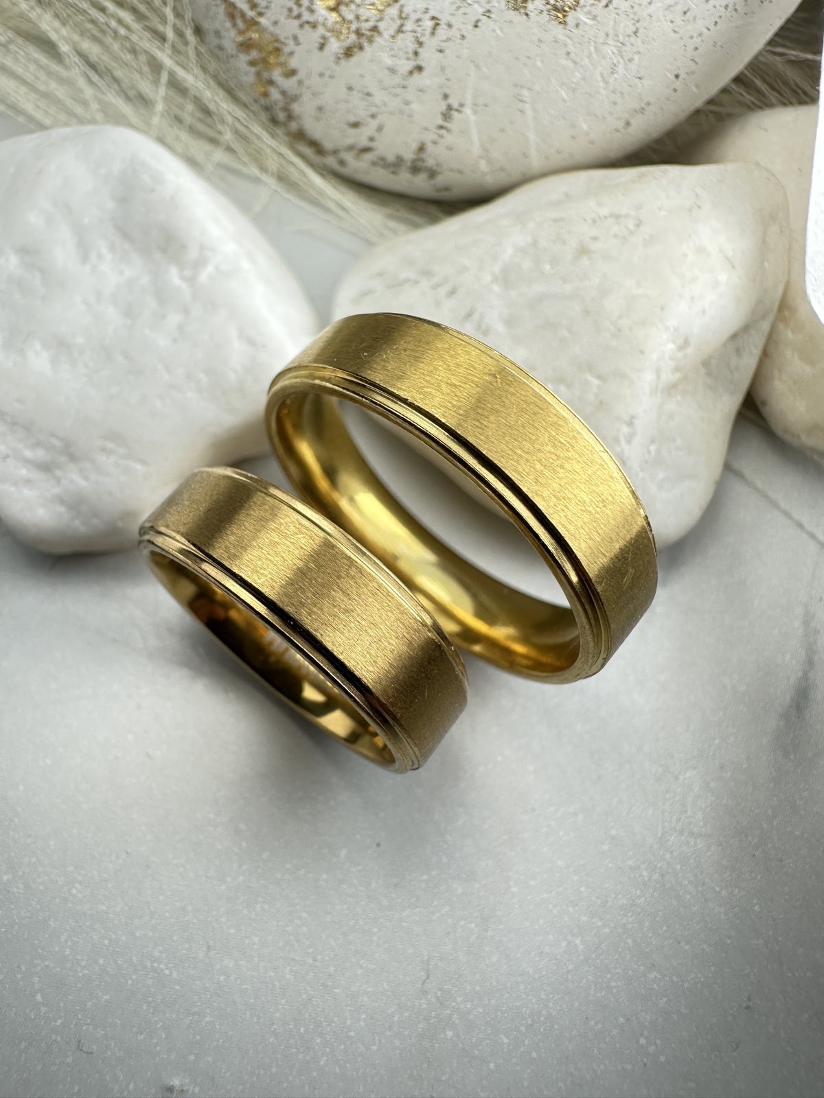 Βέρες από Ανοξείδωτο Ατσάλι – Χρυσές με Ματ Φινίρισμα & Γυαλιστερές Άκρες (ΚΩΔ:55733) | Kosmimatomania.gr Βέρες από Ανοξείδωτο Ατσάλι – Χρυσές με Ματ Φινίρισμα & Γυαλιστερές Άκρες (ΚΩΔ:55733) | Kosmimatomania.gr