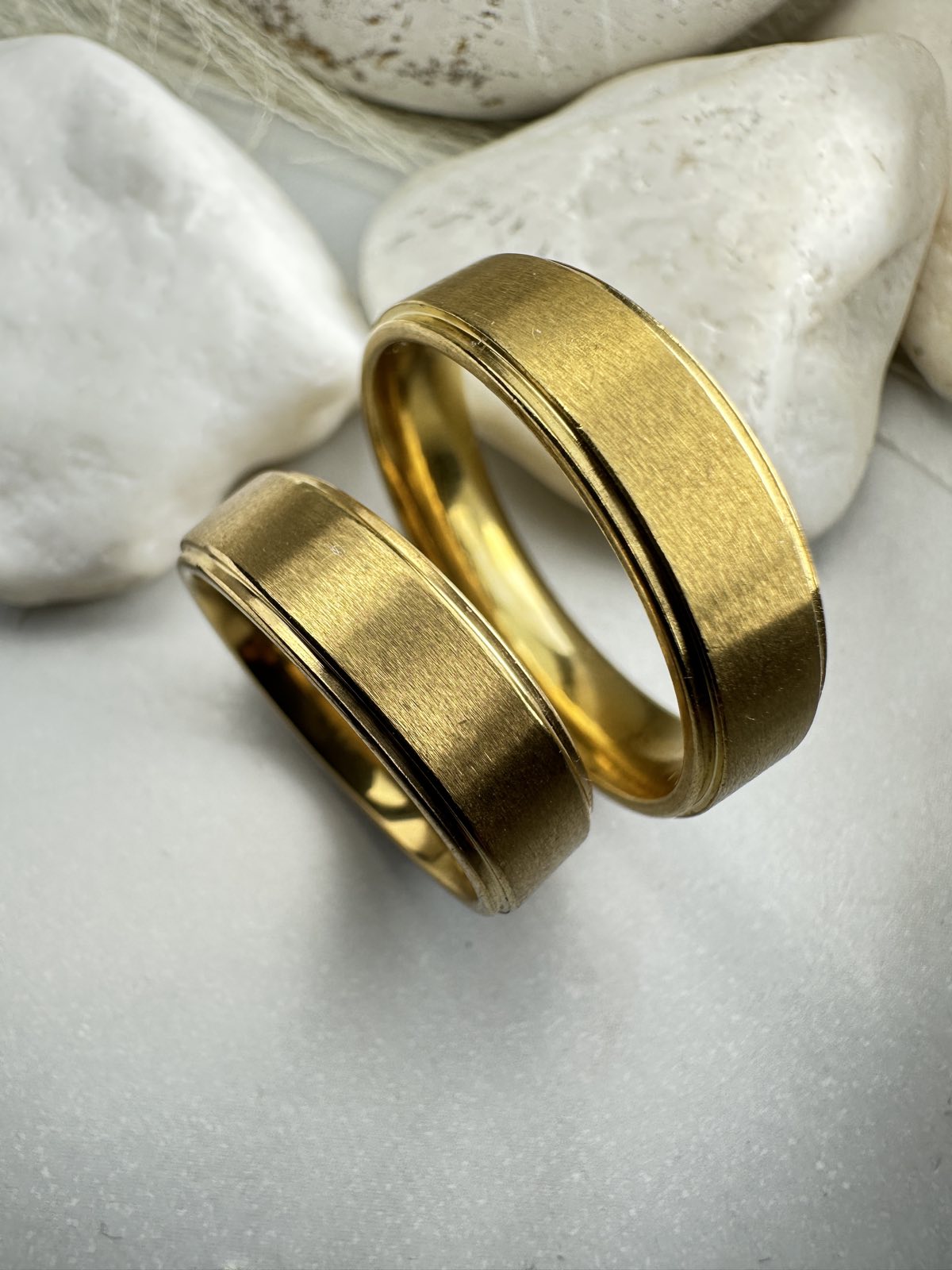 Βέρες από Ανοξείδωτο Ατσάλι – Χρυσές με Ματ Φινίρισμα & Γυαλιστερές Άκρες (ΚΩΔ:55733) | Kosmimatomania.gr Βέρες από Ανοξείδωτο Ατσάλι – Χρυσές με Ματ Φινίρισμα & Γυαλιστερές Άκρες (ΚΩΔ:55733) | Kosmimatomania.gr