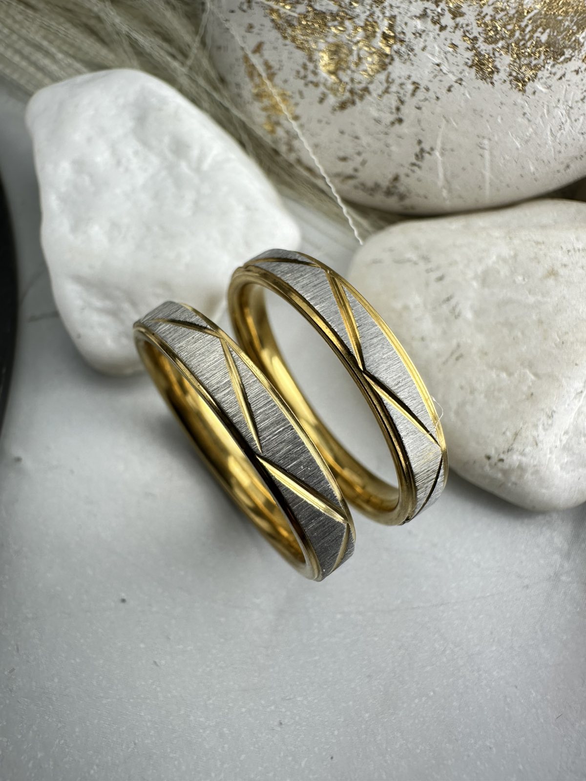 Βέρες Γάμου Ατσάλι με Ασημένιο Σαγρέ & Χρυσό – Μοναδικός Κυματισμός για Γάμο & Αρραβώνα (ΚΩΔ:88822) | Kosmimatomania.gr Βέρες Γάμου Ατσάλι με Ασημένιο Σαγρέ & Χρυσό – Μοναδικός Κυματισμός για Γάμο & Αρραβώνα (ΚΩΔ:88822) | Kosmimatomania.gr