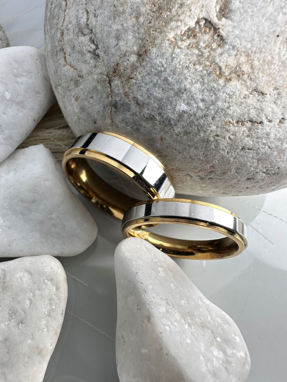 Βέρες Ασήμι Καθρέφτης με Χρυσές Άκρες από Ατσάλι (ΚΩΔ:00742) | Πολυτέλεια & Ανθεκτικότητα | Kosmimatomania.gr Βέρες Ασήμι Καθρέφτης με Χρυσές Άκρες από Ατσάλι (ΚΩΔ:00742) | Πολυτέλεια & Ανθεκτικότητα | Kosmimatomania.gr