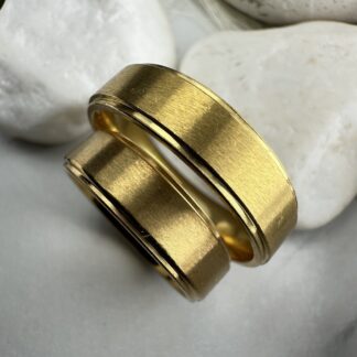 Βέρες από Ανοξείδωτο Ατσάλι – Χρυσές με Ματ Φινίρισμα & Γυαλιστερές Άκρες (ΚΩΔ:55733) | Kosmimatomania.gr Βέρες από Ανοξείδωτο Ατσάλι – Χρυσές με Ματ Φινίρισμα & Γυαλιστερές Άκρες (ΚΩΔ:55733) | Kosmimatomania.gr