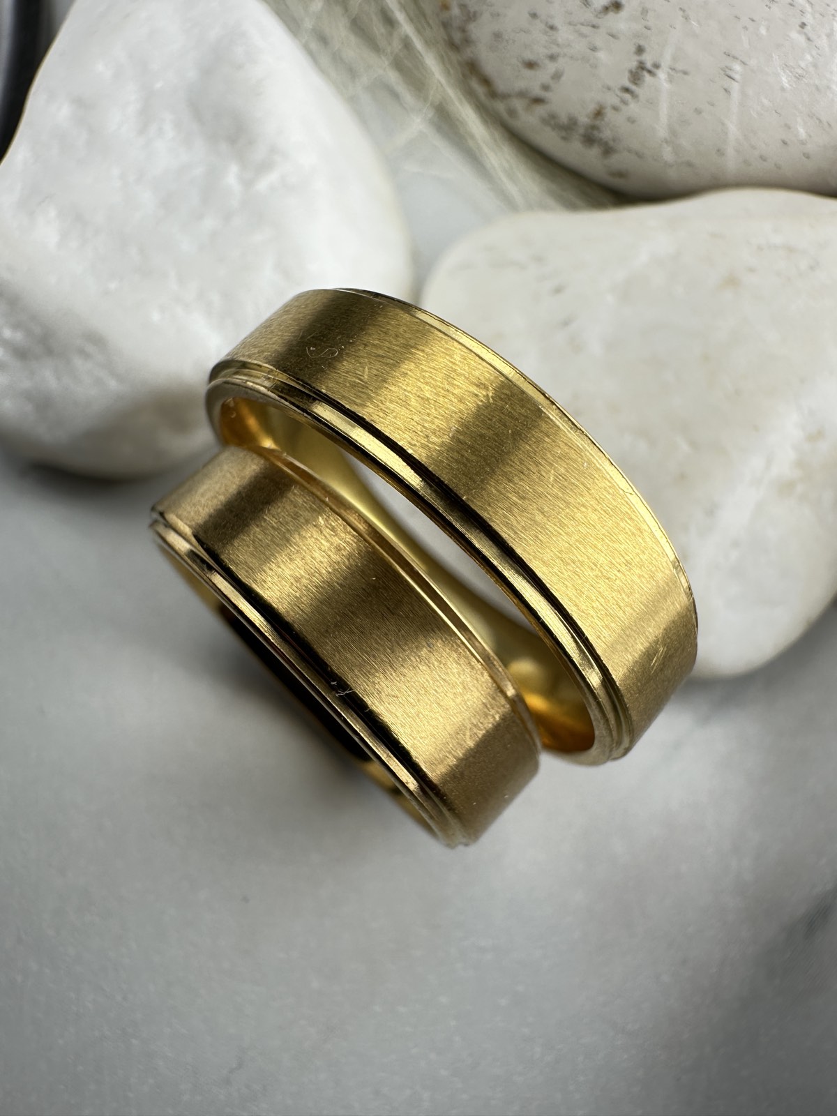 Βέρες από Ανοξείδωτο Ατσάλι – Χρυσές με Ματ Φινίρισμα & Γυαλιστερές Άκρες (ΚΩΔ:55733) | Kosmimatomania.gr Βέρες από Ανοξείδωτο Ατσάλι – Χρυσές με Ματ Φινίρισμα & Γυαλιστερές Άκρες (ΚΩΔ:55733) | Kosmimatomania.gr