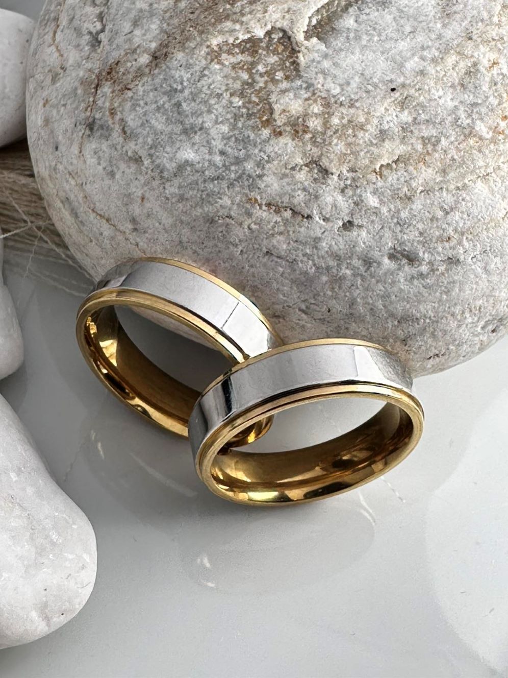 Βέρες Ασήμι Καθρέφτης με Χρυσές Άκρες από Ατσάλι | Κομψές & Ανθεκτικές (ΚΩΔ:00741) | Kosmimatomania.gr Βέρες Ασήμι Καθρέφτης με Χρυσές Άκρες από Ατσάλι | Κομψές & Ανθεκτικές (ΚΩΔ:00741) | Kosmimatomania.gr