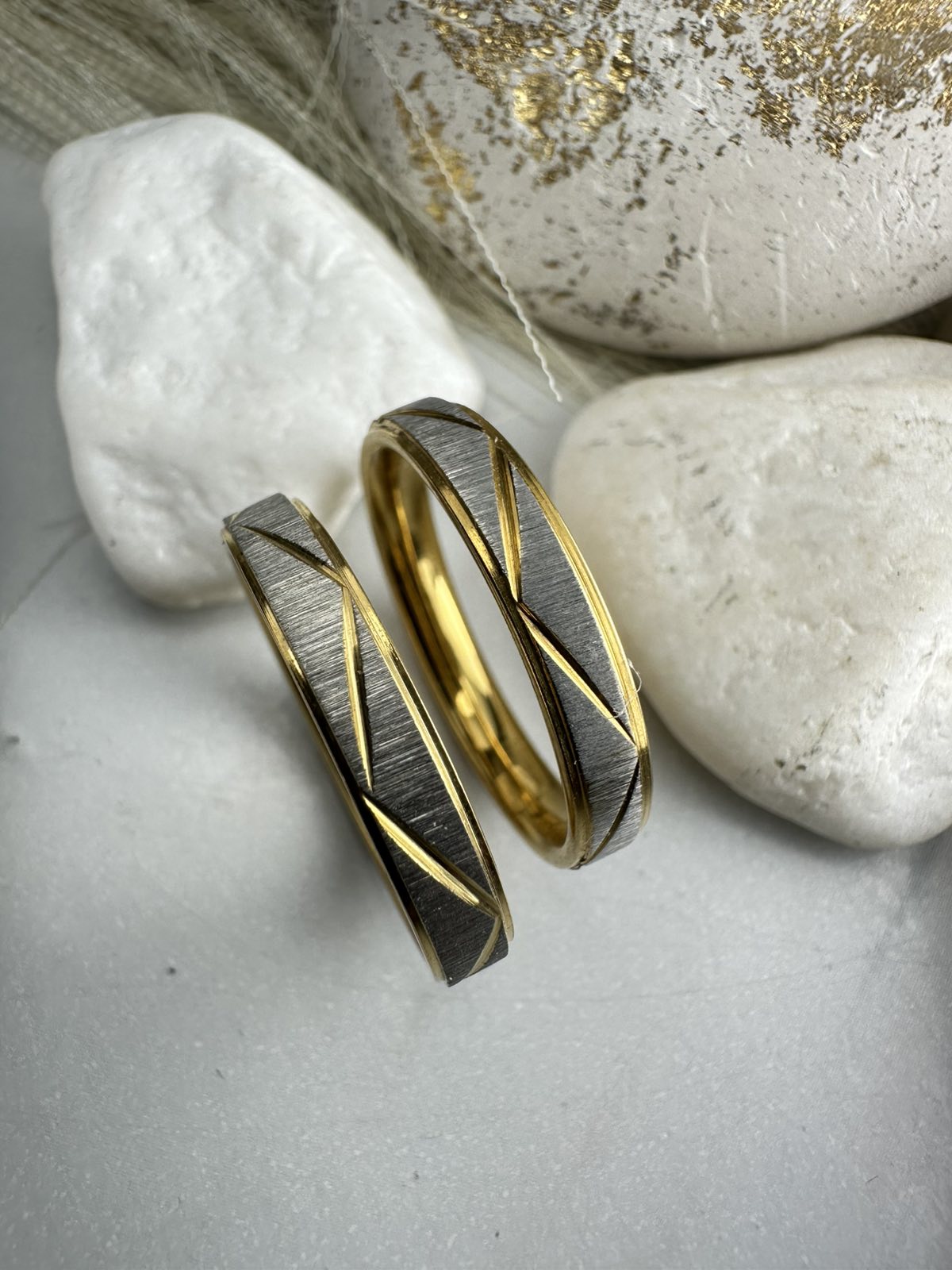 Βέρες Γάμου Ατσάλι με Ασημένιο Σαγρέ & Χρυσό – Μοναδικός Κυματισμός για Γάμο & Αρραβώνα (ΚΩΔ:88822) | Kosmimatomania.gr Βέρες Γάμου Ατσάλι με Ασημένιο Σαγρέ & Χρυσό – Μοναδικός Κυματισμός για Γάμο & Αρραβώνα (ΚΩΔ:88822) | Kosmimatomania.gr