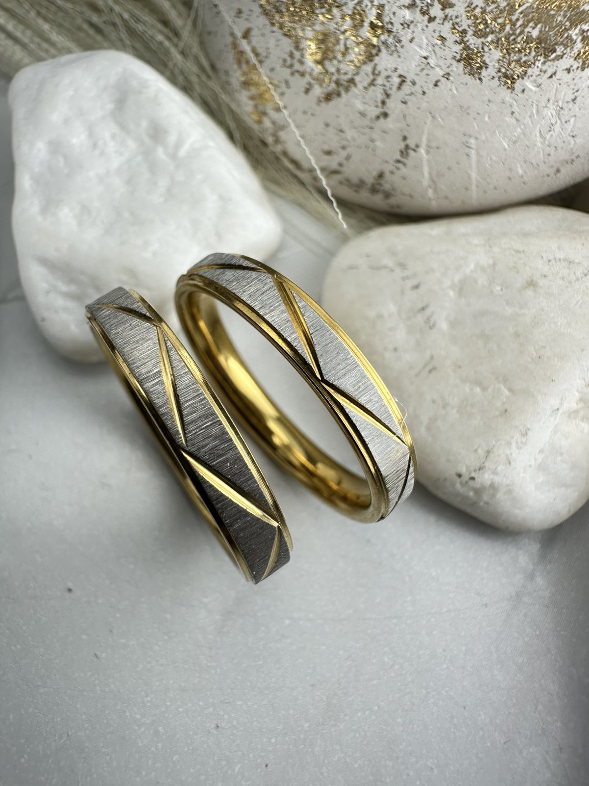 Βέρες Γάμου Ατσάλι με Ασημένιο Σαγρέ & Χρυσό – Μοναδικός Κυματισμός για Γάμο & Αρραβώνα (ΚΩΔ:88822) | Kosmimatomania.gr Βέρες Γάμου Ατσάλι με Ασημένιο Σαγρέ & Χρυσό – Μοναδικός Κυματισμός για Γάμο & Αρραβώνα (ΚΩΔ:88822) | Kosmimatomania.gr